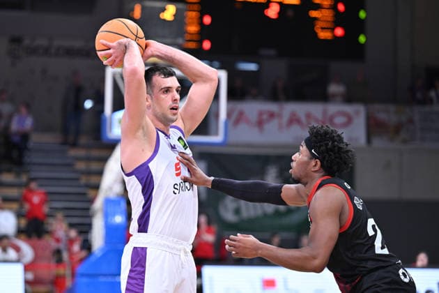 BG Göttingen vs. SBB Börde Baskets Wolmirstedt, October 4, 2026, Göttingen Basketball 2nd Bundesliga, ProA, BG Göttingen vs. SBB Börde Baskets Wolmirstedt, Matchday 3, Sparkassen Arena Omar Pajic BG Göttingen holds the ball above his head Göttingen Lower Saxony Germany