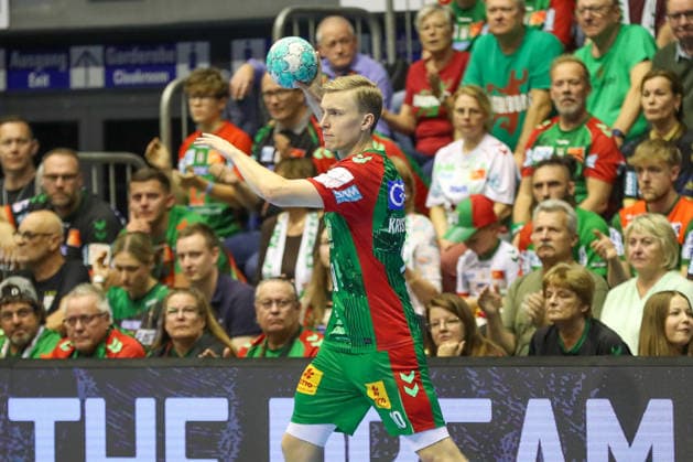 October 4, 2026, xgox, Handball: Opel HBL SC Magdeburg vs. HC Erlangen emspor, from left: Gisli, Thorgeir, Kristjansson (Magdeburg), 10 with the ball, plays the ball (Magdeburg)