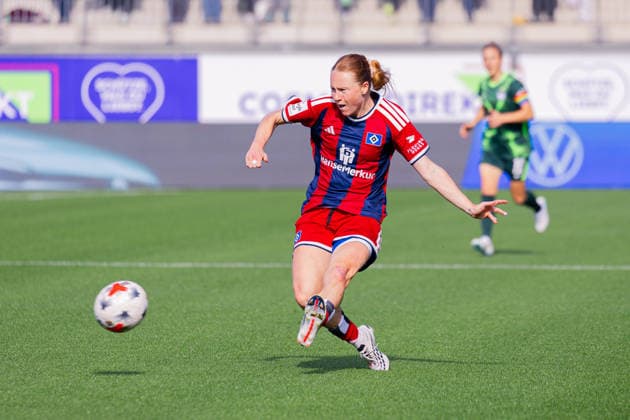 Women s Bundesliga, 2026–2027 Season, April 10, 2026, Matchday 6: VfL Wolfsburg vs. Hamburger SV, AOK Stadium, Wolfsburg; Carla Morich, Hamburger SV; 10 on the ball Copyright: xMichellexLukax