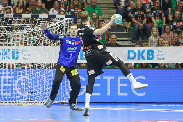 October 4, 2026, xgox, Handball: Opel HBL SC Magdeburg vs. HC Erlangen emspor, from left: Dominik Kuzmanovic (Magdeburg), 1 on a penalty throw against Yannik Bialowas (Erlangen), 7 (Magdeburg)