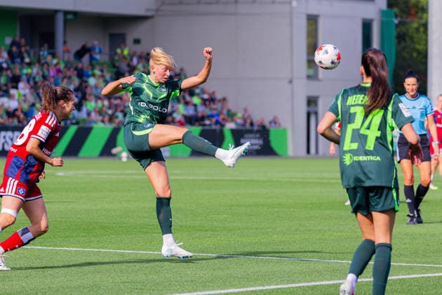 Women s Bundesliga, 2026–2027 Season, April 10, 2026, Matchday 6: VfL Wolfsburg vs. Hamburger SV, AOK Stadium, Wolfsburg; Ella Peddemor s VfL Wolfsburg, 5 on the Ball Copyright: xMichellexLukax