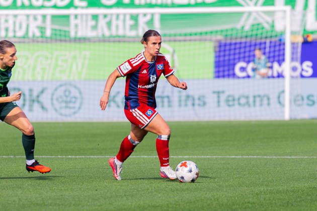Women s Bundesliga, 2026–2027 Season, April 10, 2026, Matchday 6: VfL Wolfsburg vs. Hamburger SV, AOK Stadium, Wolfsburg; Leila Peneau (Hamburger SV), 15 on the ball Copyright: xMichellexLukax