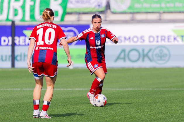 Women s Bundesliga, 2026–2027 Season, April 10, 2026, Matchday 6: VfL Wolfsburg vs. Hamburger SV, AOK Stadium, Wolfsburg; Leila Peneau (Hamburger SV), 15 on the ball Copyright: xMichellexLukax