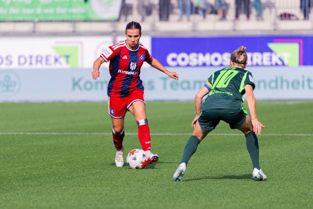 Women s Bundesliga, 2026–2027 Season, April 10, 2026, Matchday 6: VfL Wolfsburg vs. Hamburger SV, AOK Stadium, Wolfsburg; Leila Peneau (Hamburger SV), 15 on the ball Copyright: xMichellexLukax