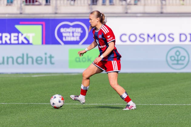 Women s Bundesliga, 2026–2027 Season, April 10, 2026, Matchday 6: VfL Wolfsburg vs. Hamburger SV, AOK Stadium, Wolfsburg; Annaleen Böhler (Hamburger SV), 6 on the ball Copyright: xMichellexLukax