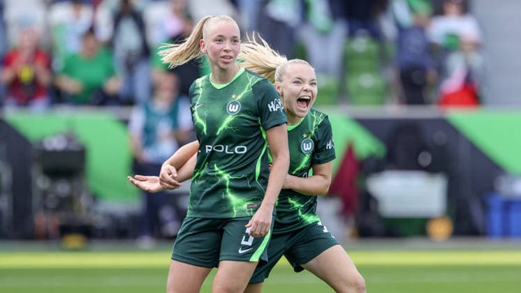 v li Ella Peddemor of VfL Wolfsburg, 5, and goal scorer Anny Kerim Lindland of VfL Wolfsburg, 38, celebrating a goal, cheering, jubilant, optimistic, game scene, highlight, joy over the 2-1 goal, DFB REGULATIONS PROHIBIT ANY USE OF PHOTOGRAPHS AS SEQUENCE IMAGES AND OR VIDEO-LIKE PHOTO SERIES DFB REGULATIONS PROHIBIT ANY USE OF PHOTOGRAPHS AS IMAGE SEQUENCES AND OR QUASI-VIDEO, October 4, 2026, Wolfsburg, Germany, soccer, Google Pixel Women’s Bundesliga, VfL Wolfsburg vs. Hamburger SV xobx