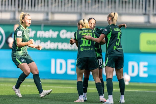 Soccer I Women s I 2026–2027 Season I Bundesliga I VfL Wolfsburg vs. Hamburger SV I October 4, 2026 Anny Kerim Lindland (38), VfL Wolfsburg, celebrates with her team after scoring the go-ahead goal (2–1) at the AOK Stadium in Lower Saxony, Germany Copyright: xLobeca CedricxSiefkerx