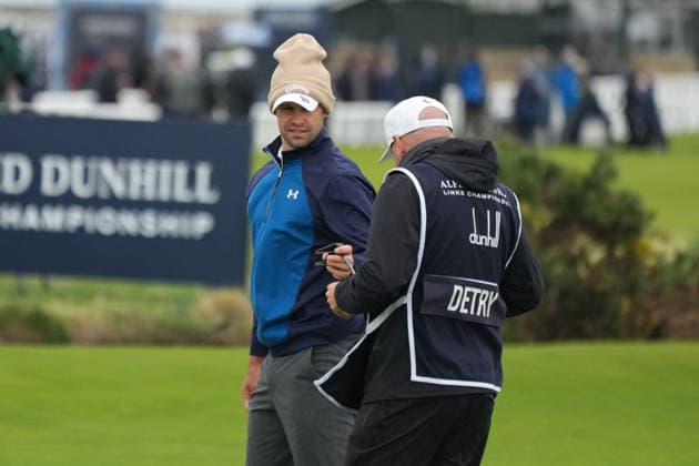 RECORD DATE NOT STATED 4th October 2026; Old Course at St Andrews, St Andrews, Scotland; DP World Tour Golf, Alfred Dunhill Links Championship, Final Day; Thomas Detry hands his putter to his caddie Lee Warne after making birdie on the 1st hole AlecxBrown