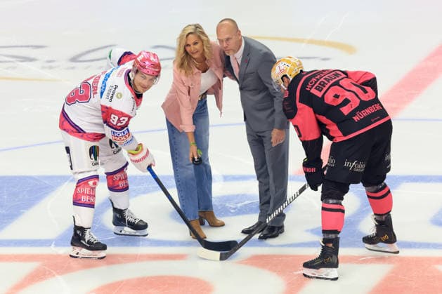 October 4, 2026, GER, DEU, Germany, Ice Hockey Faceoff, Steffan Ustorf with his wife, Leonhard Pfoederl, Eisbären Berlin 93, CONSTANTIN BRAUN, Ice Tigers 90, nordphoto GmbH, Engler Berlin, Uber Arena Berlin, Germany Copyright: xNordphotox xEnglerx