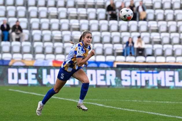 Soccer I Women I 2026–2027 Season I 2. Bundesliga I Matchday 8 I FC Carl Zeiss Jena vs. SC Sand I October 4, 2026 Emily Hähnel 5, FC Carl Zeiss Jena sprints toward the ball; action shot, close-up, portrait, single photo, single frame, body; Jena Ernst Abbe Sportfeld, ad hoc Arena; Thuringia, Germany Copyright: xLobeca InesxHähnelx