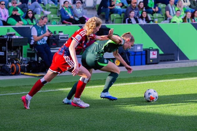 Women s Bundesliga, 2026–2027 Season, April 10, 2026, Matchday 6: VfL Wolfsburg vs. Hamburger SV, AOK Stadium, Wolfsburg. Jaqueline Dönges of Hamburger SV (No. 21) in a tackle against Sarai Linder of VfL Wolfsburg (No. 39) Copyright: xMichellexLukax