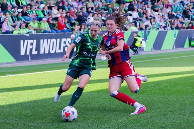 Women s Bundesliga, 2026–2027 Season, April 10, 2026, Matchday 6: VfL Wolfsburg vs. Hamburger SV, AOK Stadium, Wolfsburg; Lotta Wrede (Hamburger SV), No. 32, in a tackle against Svenja Huth (VfL Wolfsburg), No. 10 Copyright: xMichellexLukax