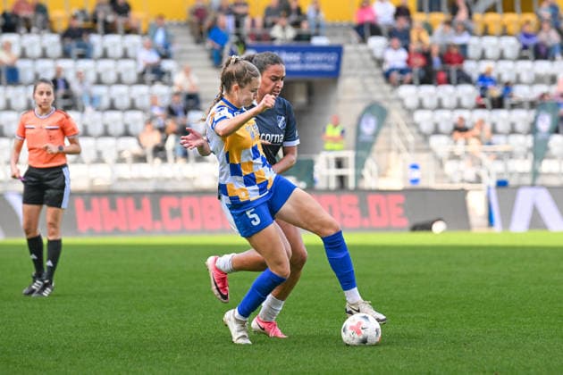 Soccer I Women I 2026–2027 Season I 2. Bundesliga I Matchday 8 I FC Carl Zeiss Jena vs. SC Sand I October 4, 2026, Tackle by Emily Hähnel (No. 5), FC Carl Zeiss Jena, Melissa Ugochukwu 7, SC Sand Jena Ernst Abbe Sportfeld, ad hoc Arena Thuringia, Germany Copyright: xLobeca InesxHähnelx