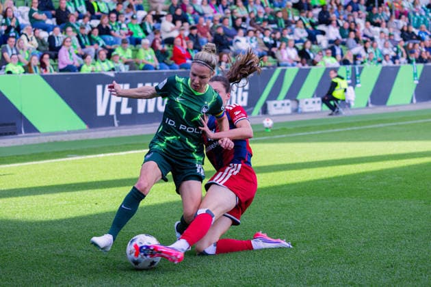 Women s Bundesliga, 2026–2027 Season, April 10, 2026, Matchday 6: VfL Wolfsburg vs. Hamburger SV, AOK Stadium, Wolfsburg; Lotta Wrede (Hamburger SV), No. 32, in a tackle against Svenja Huth (VfL Wolfsburg), No. 10 Copyright: xMichellexLukax