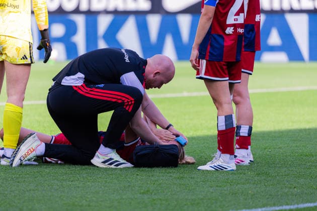 Women s Bundesliga, 2026–2027 Season, April 10, 2026, Matchday 6: VfL Wolfsburg vs. Hamburger SV, AOK Stadium, Wolfsburg; Nikola Karczewska of Hamburger SV, No. 20, injured on the ground Copyright: xMichellexLukax