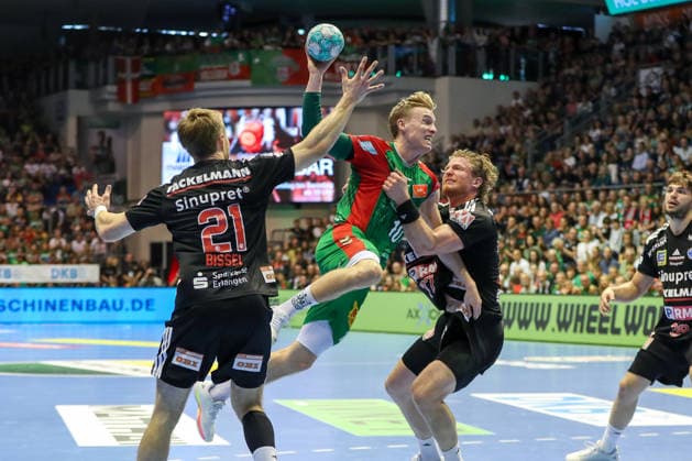 October 4, 2026, xgox, Handball Opel HBL SC Magdeburg vs. HC Erlangen emspor, from left: Christopher Bissel (Erlangen), 21, Gisli Thorgeir Kristjansson (Magdeburg), 10, Maciej Gebala (Erlangen), 77; duel, battle, tackle, Magdeburg