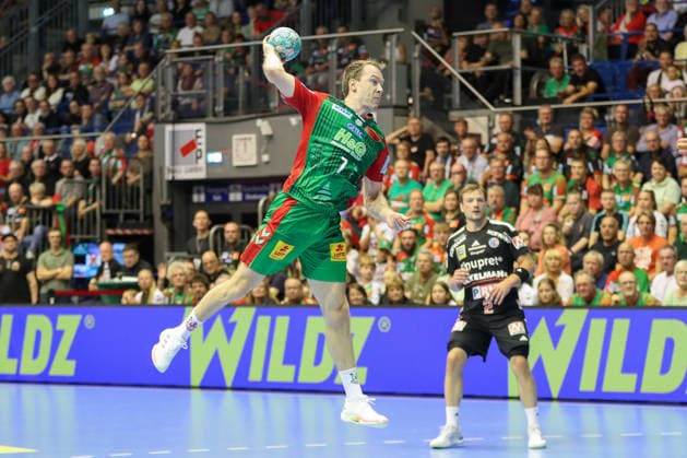 October 4, 2026, xgox, Handball Opel HBL SC Magdeburg vs. HC Erlangen emspor, from left: Felix Claar (Magdeburg), 7 takes a shot, goal scorer, scores a goal, Magdeburg