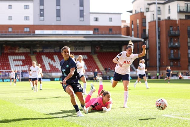 Tottenham Hotspur gegen London City Lionesses, 4. Oktober 2026, London Women’s Super League Tottenham Hotspur gegen London City Lionesses Danielle van de Donk von den London City Lionesses dribbelt an der Torhüterin von Tottenham Hotspur, Lize Kop, und an Signe Gaupset von Tottenham Hotspur vorbei, bevor sie am Tor vorbei schießt. Foto: Jacques Feeney Abseits London, Großbritannien  Copyright: xJacquesxFeeneyx xOffsidexOffside