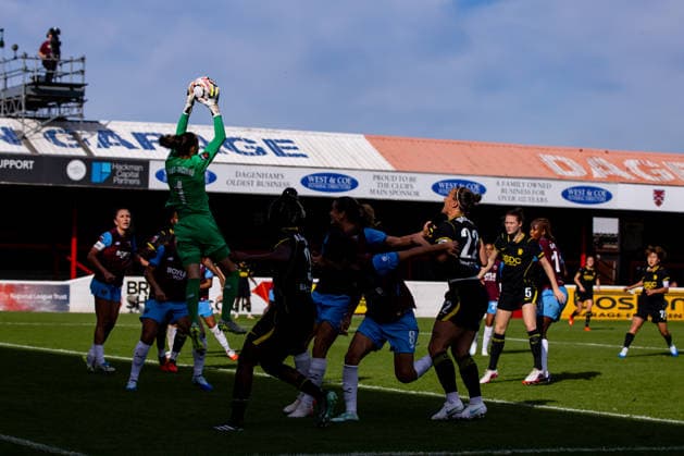 Barclays Women™s Super League match between West Ham United Women and Chelsea Women LONDON, ENGLAND - OCTOBER 4: Constance Picaud of West Ham United saves the ball during the Barclays Women™s Super League match between West Ham United Women and Chelsea Women at Chigwell Construction Stadium on October 4, 2026 in London, England London United Kingdom Copyright: xNinaxFarooqix