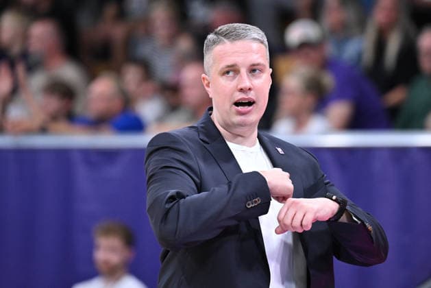 BG Göttingen vs. SBB Börde Baskets Wolmirstedt, October 10, 2026, Göttingen Basketball, 2nd Bundesliga, ProA, BG Göttingen vs. SBB Börde Baskets Wolmirstedt, Matchday 3, Sparkassen Arena; Head Coach Martins Gulbis of BG Göttingen speaks in Göttingen, Lower Saxony, Germany
