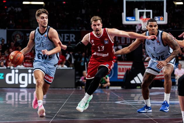 easyCredit Basketball Bundesliga FC Bayern Munich vs. EWE Baskets Oldenburg, October 4, 2026; Zachary Ensminger of EWE Baskets Oldenburg, No. 3, with the ball against Andreas Andi Obst of FC Bayern Munich, No. 13; easyCredit Basketball Bundesliga FC Bayern Munich vs. EWE Baskets Oldenburg, Munich, BMW Park on October 4, 2026 Copyright: xBEAUTIFULxSPORTS Wunderlx