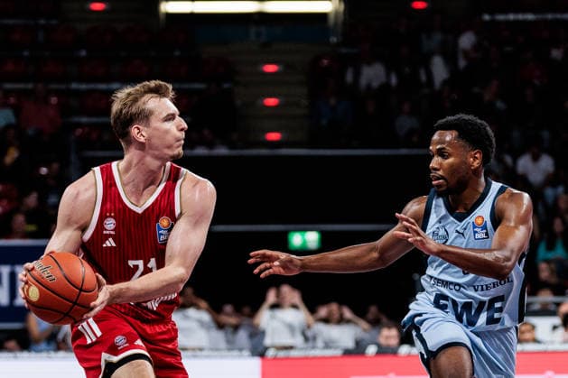 easyCredit Basketball Bundesliga FC Bayern Munich vs. EWE Baskets Oldenburg, October 4, 2026 Justus Hollatz of FC Bayern Munich, No. 21, with the ball against Jeremy Roach of EWE Baskets Oldenburg, No. 5 easyCredit Basketball Bundesliga FC Bayern Munich vs. EWE Baskets Oldenburg, Munich, BMW Park on October 4, 2026 Copyright: xBEAUTIFULxSPORTS Wunderlx
