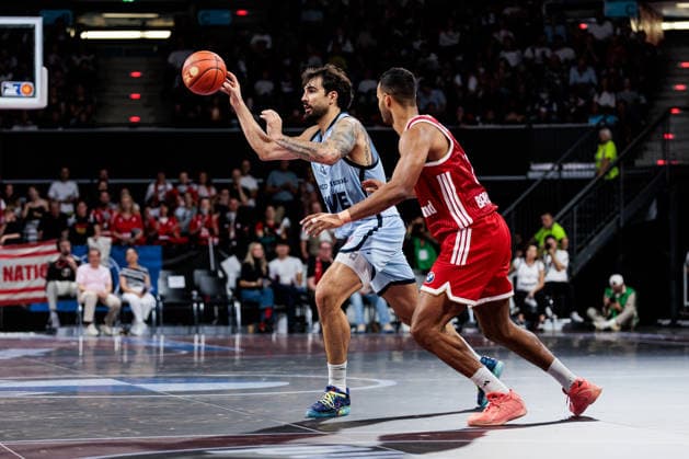 easyCredit Basketball Bundesliga FC Bayern Munich vs. EWE Baskets Oldenburg, October 4, 2026; Marcel Keßen (EWE Baskets Oldenburg), 15, with the ball against Johannes JT Thiemann (FC Bayern Munich), 32; easyCredit Basketball Bundesliga FC Bayern Munich vs. EWE Baskets Oldenburg, Munich, BMW Park on October 4, 2026 Copyright: xBEAUTIFULxSPORTS Wunderlx