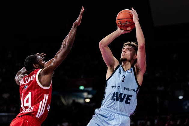 easyCredit Basketball Bundesliga FC Bayern Munich vs. EWE Baskets Oldenburg, October 4, 2026; Zachary Ensminger of EWE Baskets Oldenburg, 3-point shot against Kamar Baldwin of FC Bayern Munich, 44; easyCredit Basketball Bundesliga FC Bayern Munich vs. EWE Baskets Oldenburg, Munich, BMW Park on October 4, 2026 Copyright: xBEAUTIFULxSPORTS Wunderlx