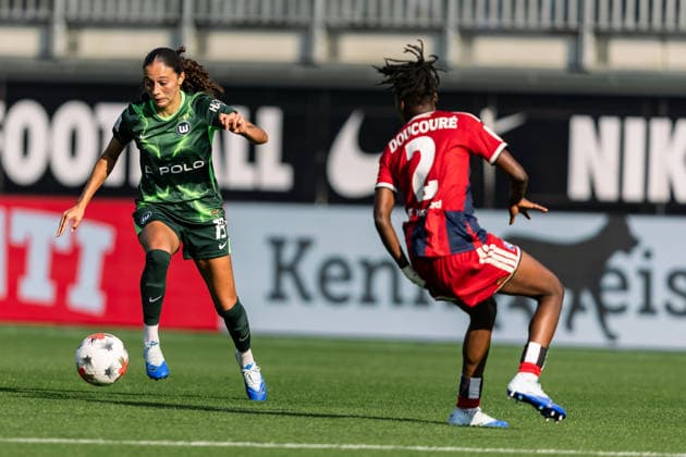 Soccer I Women s I 2026–2027 Season I Bundesliga I VfL Wolfsburg vs. Hamburger SV I October 4, 2026: Kessya Bussy (19), VfL Wolfsburg, and Magou Doucoure (2), Hamburger SV, in a tackle at the Wolfsburg AOK Stadium in Lower Saxony, Germany Copyright: xLobeca CedricxSiefkerx