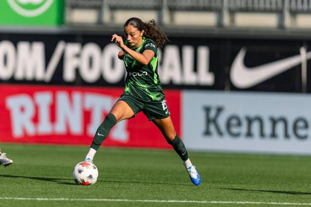 Soccer I Women s I 2026–2027 Season I Bundesliga I VfL Wolfsburg vs. Hamburger SV I October 4, 2026 Kessya Bussy, 19, VfL Wolfsburg in possession of the ball and dribbling at the AOK Stadium in Wolfsburg, Lower Saxony, Germany Copyright: xLobeca CedricxSiefkerx