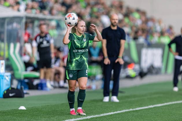 Soccer I Women s I 2026–2027 Season I Bundesliga I VfL Wolfsburg vs. Hamburger SV I October 4, 2026 Thea Bjelde 2, VfL Wolfsburg takes a throw-in at the AOK Stadium in Lower Saxony, Germany Copyright: xLobeca CedricxSiefkerx