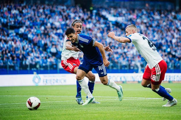Friendly Match: Hamburger SV vs. FC Copenhagen, October 4, 2026; Mohamed Elyounoussi (FC Copenhagen), No. 10, vs. Miro Muheim (Hamburger SV), No. 28; Soccer; Friendly Match: Hamburger SV vs. FC Copenhagen on October 4, 2026, at the Volksparkstadion, Hamburg DFL REGULATIONS PROHIBIT ANY USE OF PHOTOGRAPHS AS IMAGE SEQUENCES AND OR QUASI-VIDEO Copyright: xBEAUTIFULxSPORTS Tonhäuserx