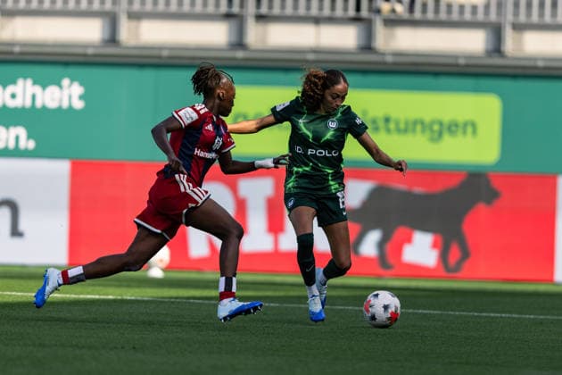 Soccer I Women s I 2026–2027 Season I Bundesliga I VfL Wolfsburg vs. Hamburger SV I October 4, 2026: Magou Doucoure (2) of Hamburger SV and Svenja Huth (10) of VfL Wolfsburg battle for the ball at the Wolfsburg AOK Stadium in Lower Saxony, Germany Copyright: xLobeca CedricxSiefkerx