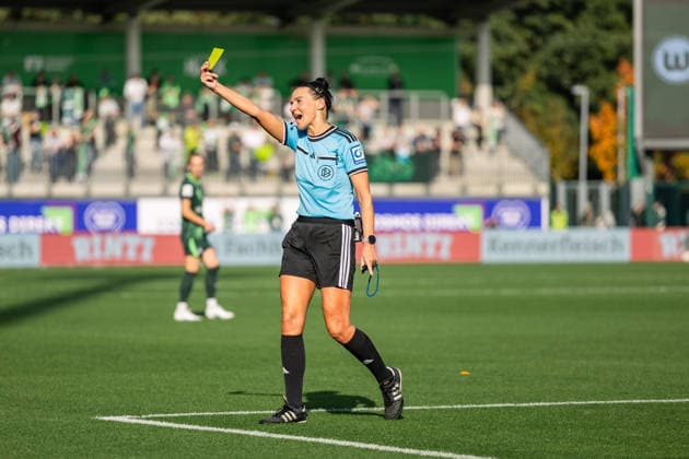 Soccer I Women s I 2026–2027 Season I Bundesliga I VfL Wolfsburg vs. Hamburger SV I October 4, 2026: Referee Nadine Westerhoff issues a yellow card to Magou Doucoure 2, Hamburger SV vs. Wolfsburg, AOK Stadium, Lower Saxony, Germany Copyright: xLobeca CedricxSiefkerx
