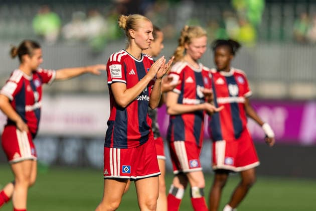 Soccer I Women s I 2026–2027 Season I Bundesliga I VfL Wolfsburg vs. Hamburger SV I October 4, 2026 Paulina Bartz 37, Hamburger SV high-fives the fans after the game and is disappointed by the narrow loss; Wolfsburg, AOK Stadium, Lower Saxony, Germany Copyright: xLobeca CedricxSiefkerx