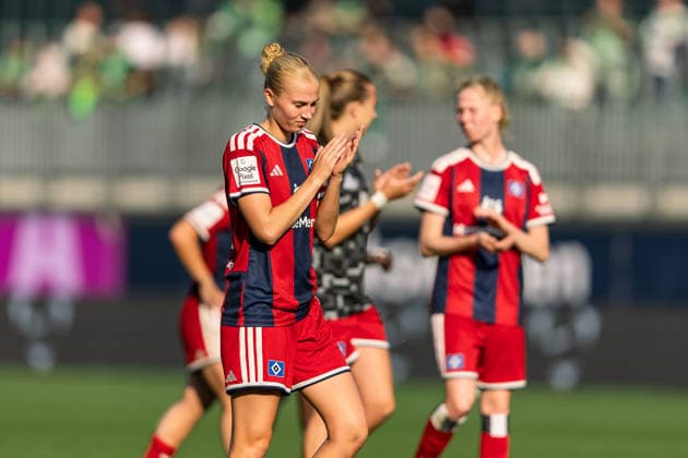 Soccer I Women s I 2026–2027 Season I Bundesliga I VfL Wolfsburg vs. Hamburger SV I October 4, 2026 Paulina Bartz 37, Hamburger SV high-fives the fans after the game and is disappointed by the narrow loss; Wolfsburg, AOK Stadium, Lower Saxony, Germany Copyright: xLobeca CedricxSiefkerx
