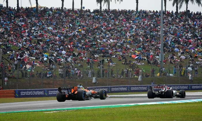 2026 Formula 1 Gulf Air Bahrain Grand Prix, October 4, 2026, Sepang International Circuit, Kuala Lumpur, 2026 Formula 1 Gulf Air Bahrain Grand Prix, Lando Norris (GBR), McLaren Mastercard F1 Team, Esteban Ocon (FRA), TGR Haas F1 Team, Kuala Lumpur, Sepang International Circuit, Malaysia Copyright: xNordphotox xBraticx
