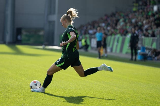 Soccer I Women s I 2026–2027 Season I Bundesliga I VfL Wolfsburg vs. Hamburger SV I October 4, 2026 Ella Peddemor scores her 5th goal; VfL Wolfsburg crosses the ball into the penalty area at the AOK Stadium in Wolfsburg, Lower Saxony, Germany Copyright: xLobeca CedricxSiefkerx