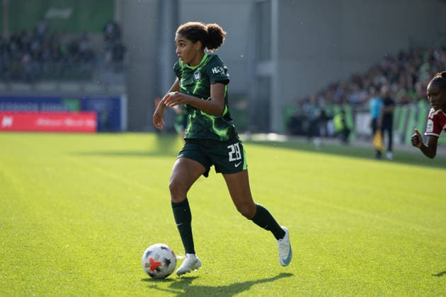 Soccer I Women s I 2026–2027 Season I Bundesliga I VfL Wolfsburg vs. Hamburger SV I October 4, 2026 Cora Zicai, 28, VfL Wolfsburg, runs toward the penalty area with the ball at the Wolfsburg AOK Stadium in Lower Saxony, Germany Copyright: xLobeca CedricxSiefkerx