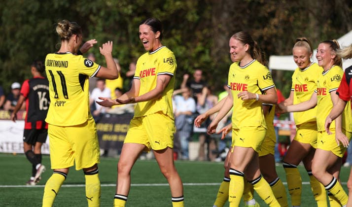 Goal celebration 0-1: Alexandra Popp (BVB) and Lara Schmidt (BVB), DJK Südwest Köln vs. Borussia Dortmund, Women s Regionalliga West, Matchday 7, Cologne, October 4, 2026