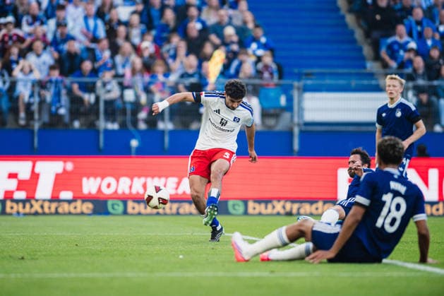Friendly Match: Hamburger SV vs. FC Copenhagen, October 4, 2026. Martin Adeline (Hamburger SV), No. 5, misses a great scoring opportunity. Soccer, Friendly Match: Hamburger SV vs. FC Copenhagen on October 4, 2026, at the Volksparkstadion, Hamburg DFL REGULATIONS PROHIBIT ANY USE OF PHOTOGRAPHS AS IMAGE SEQUENCES AND OR QUASI-VIDEO Copyright: xBEAUTIFULxSPORTS Tonhäuserx