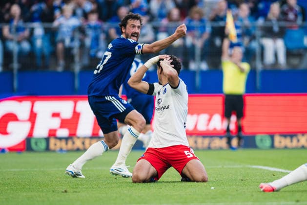 Friendly Match: Hamburger SV vs. FC Copenhagen, October 4, 2026: Martin Adeline (Hamburger SV, 5) misses a great scoring opportunity; Thomas Delaney (FC Copenhagen, 27) celebrates. Soccer: Friendly match between Hamburger SV and FC Copenhagen on October 4, 2026, at the Volksparkstadion, Hamburg DFL REGULATIONS PROHIBIT ANY USE OF PHOTOGRAPHS AS IMAGE SEQUENCES AND OR QUASI-VIDEO Copyright: xBEAUTIFULxSPORTS Tonhäuserx