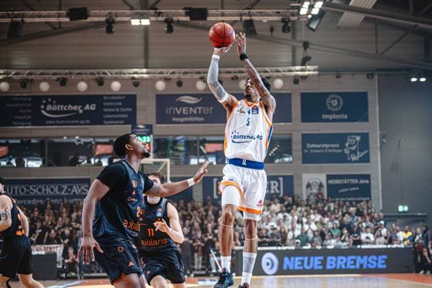 easycredit BBL Basketball Bundesliga 2026–2027, Matchday 4: Science City Jena vs. NINERS Chemnitz on October 4, 2026—Terrence Edwards Jr. of Jena taking a shot at Sparkassen Arena