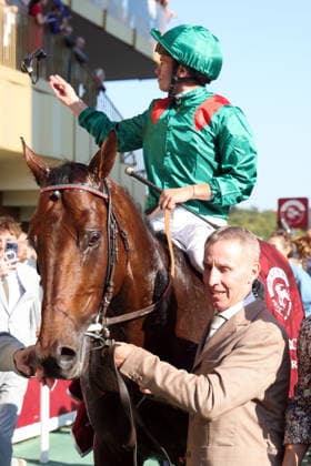 October 4, 2026, Longchamp, Paris, FRA Daryz with Mickael Barzalona aboard after winning the Qatar Prix de l Arc de Triomphe at the ParisLongchamp racetrack Horse, Jockey, Daryz, Barzalona, Victory 261004D548LONGCHAMP JPG
