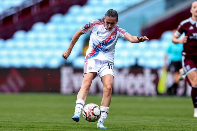 Aston Villa Women v Crystal Palace Women, Women s Super League GOAL scores 1-1 Crystal Palace Women forward Abbie Larkin (19) shoots at goal and scores during the Women s Super League match between Aston Villa Women and Crystal Palace Women at Villa Park, Birmingham, UK on 4 October 2026. Birmingham Villa Park West Midlands UK Editorial use only , Copyright: xManjitxNarotrax PSI-24960-0052