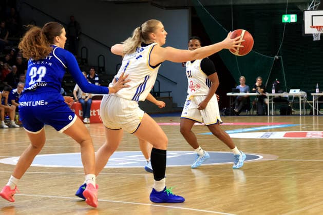 October 4, 2026, Germany, GER, DEU, Basketball, DBBL, 1st Bundesliga, Day 1, 2026–2027 Season, Berlin, ALBA Berlin vs. Marburg, Tara Wallack (ALBA Berlin 1), Amelia Sophia Hassett (BC Marburg 22), nordphoto GmbH, Engler Berlin, Soemmeringhalle, Berlin, Germany Copyright: xNordphotox xEnglerx