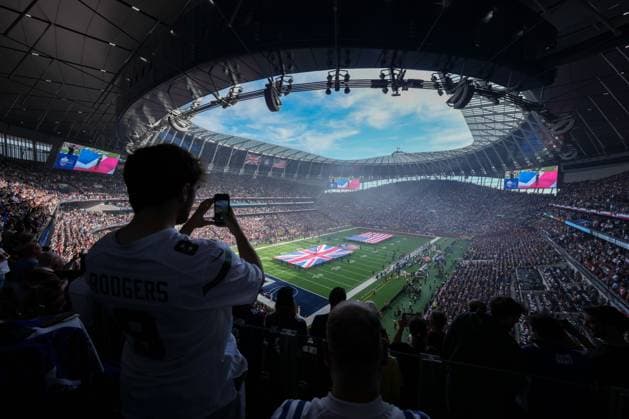 A scenic view of team introductions and anthems Indianapolis Colts v Washington Commanders, NFL, American Football Herren, USA London, American Football, Tottenham Hotspur Stadium, London, UK - 04 Oct 2026London Tottenham Hotspur Stadium United Kingdom  Copyright: xJoexToth Shutterstockx 17185192y