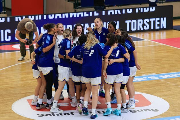 October 4, 2026, Basketball, Alba Berlin Women vs. BC Marburg, Women s Basketball Bundesliga (DBBL), Matchday 1, Sömmeringhalle, Berlin; Alba Berlin rallies the team; Berlin, Germany