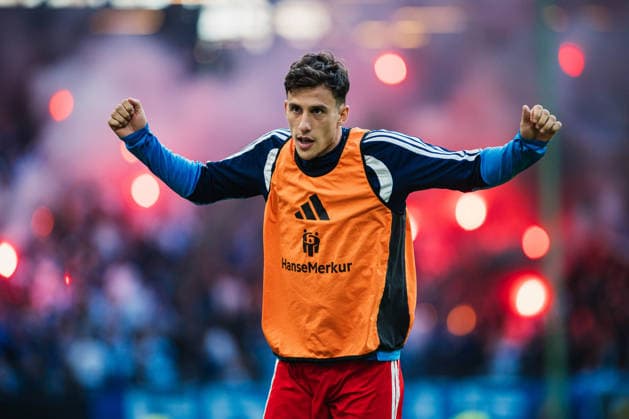 Friendly Match: Hamburger SV vs. FC Copenhagen, October 4, 2026. Nicolas Capaldo (Hamburger SV, age 24) warms up with pyrotechnics in the background. Soccer, friendly match between Hamburger SV and FC Copenhagen on October 4, 2026, at the Volksparkstadion, Hamburg. DFL regulations prohibit any use of photographs as image sequences and or quasi-video. Copyright: xBEAUTIFULxSPORTS Tonhäuserx