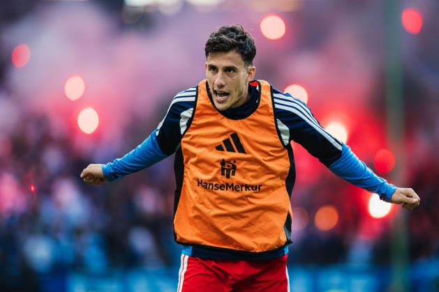 Friendly Match: Hamburger SV vs. FC Copenhagen, October 4, 2026. Nicolas Capaldo (Hamburger SV), age 24, warms up with pyrotechnics in the background. Soccer, friendly match between Hamburger SV and FC Copenhagen on October 4, 2026, at the Volksparkstadion, Hamburg. DFL regulations prohibit any use of photographs as image sequences and or quasi-video. Copyright: xBEAUTIFULxSPORTS Tonhäuserx